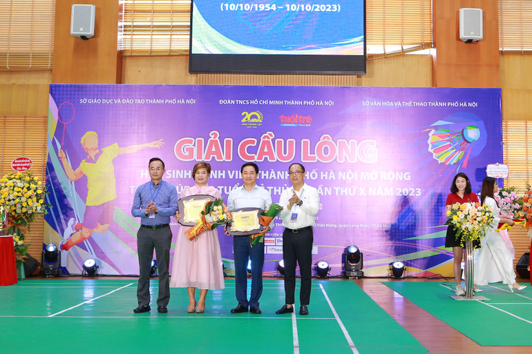 Ban Tổ chức trao tặng kỷ niệm chương tới đồng chí Trần Anh Tuấn - Thành ủy viên, Bí thư Thị ủy Sơn Tây là người sáng lập giải và đồng chí Bùi Kim Hà đã đồng hành với giải từ mùa đầu tiên. Ban Tổ chức trao tặng kỷ niệm chương tới đồng chí Trần Anh Tuấn - Thành ủy viên, Bí thư Thị ủy Sơn Tây là người sáng lập giải và đồng chí Bùi Kim Hà đã đồng hành với giải từ mùa đầu tiên.