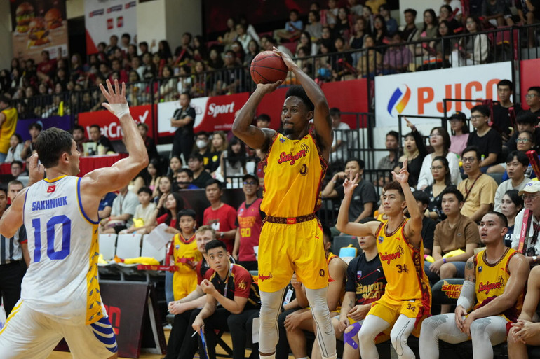 Hassan Thomas ném ba điểm. (Ảnh: VBA)