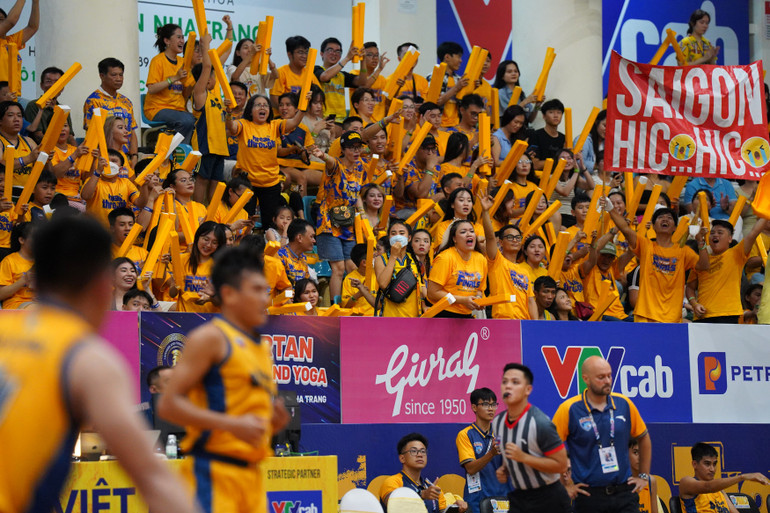 Người hâm mộ tiếp lửa cho Nha Trang Dolphins.