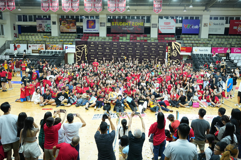 Saigon Heat lưu giữ kỷ niệm vô địch cùng người hâm mộ. Saigon Heat lưu giữ kỷ niệm vô địch cùng người hâm mộ.