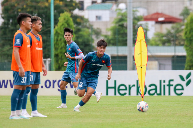 Đội tuyển Olympic Việt Nam chỉ có 1/2 lực lượng tập luyện trong giai đoạn đầu của đợt tập huấn ở Hà Nội. (Ảnh: VFF)