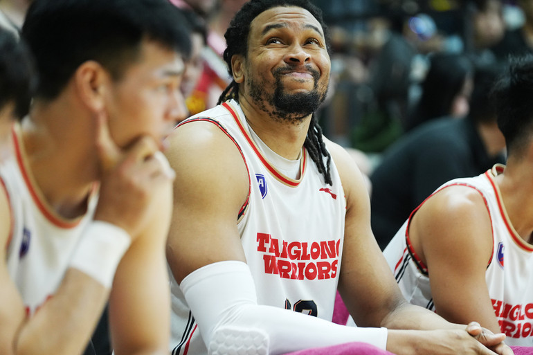 Cảm xúc của John Fields khi phải ngồi ngoài chứng kiến đồng đội gặp khó khăn.