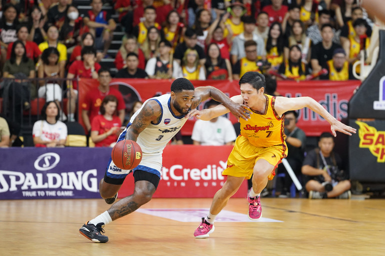 Madarious Gibbs đối đầu với Dư Minh An. Madarious Gibbs đối đầu với Dư Minh An.