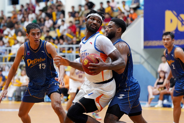 Anthony January bị kèm chặt bởi Madarious Gibbs. (Ảnh: VBA)