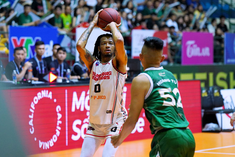 Sameen Swint liên tục khoan vào khu vực cận rổ ghi điểm. (Ảnh: VBA)