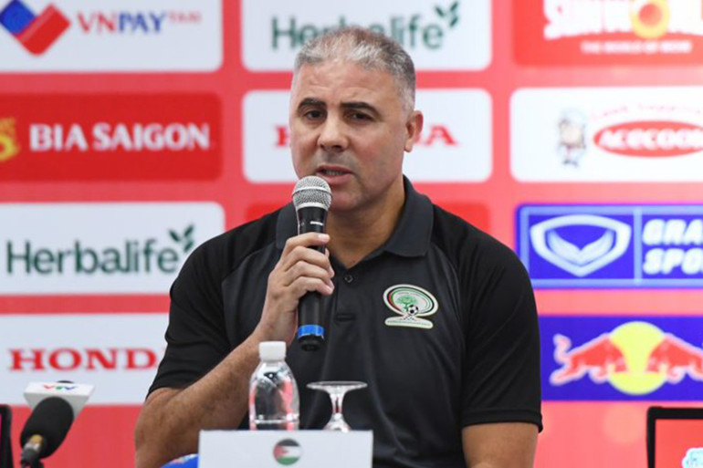 Huấn luyện viên Makram Dabou của đội tuyển Palestine. (Ảnh: VFF)