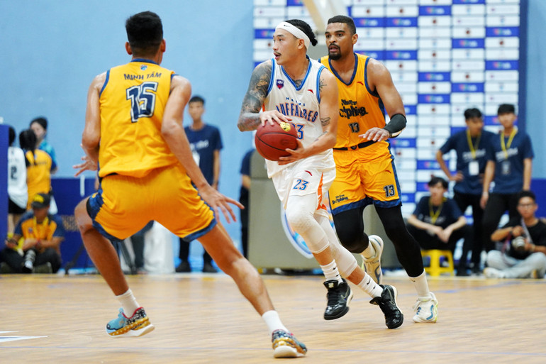 Đinh Thanh Tâm dẫn bóng phản công nhanh.