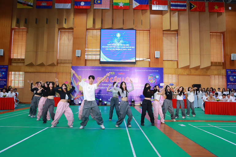 Các bạn sinh viên biểu diễn văn nghệ chào mừng giải đấu. Các bạn sinh viên biểu diễn văn nghệ chào mừng giải đấu.