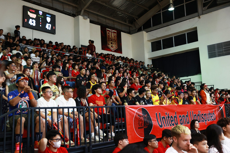 Khán đài chật kín người hâm mộ cổ vũ Saigon Heat.