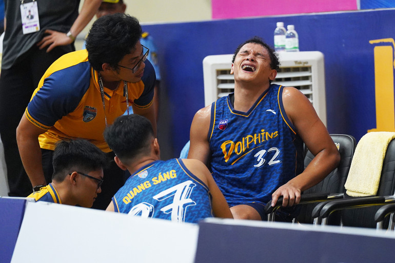 Vẻ mặt đau đớn của Dominique Tham khi được chăm sóc y tế.