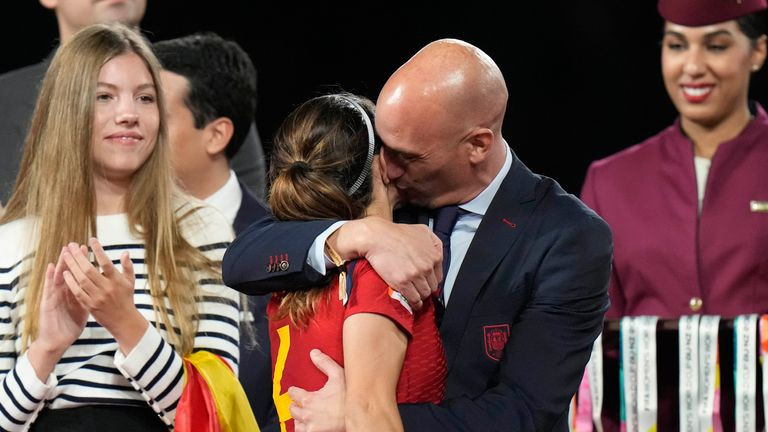 Ông Luis Rubiales ăn mừng cùng các nữ cầu thủ sau khi vô địch World Cup nữ 2023. (Ảnh: Skysports) Ông Luis Rubiales ăn mừng cùng các nữ cầu thủ sau khi vô địch World Cup nữ 2023. (Ảnh: Skysports)