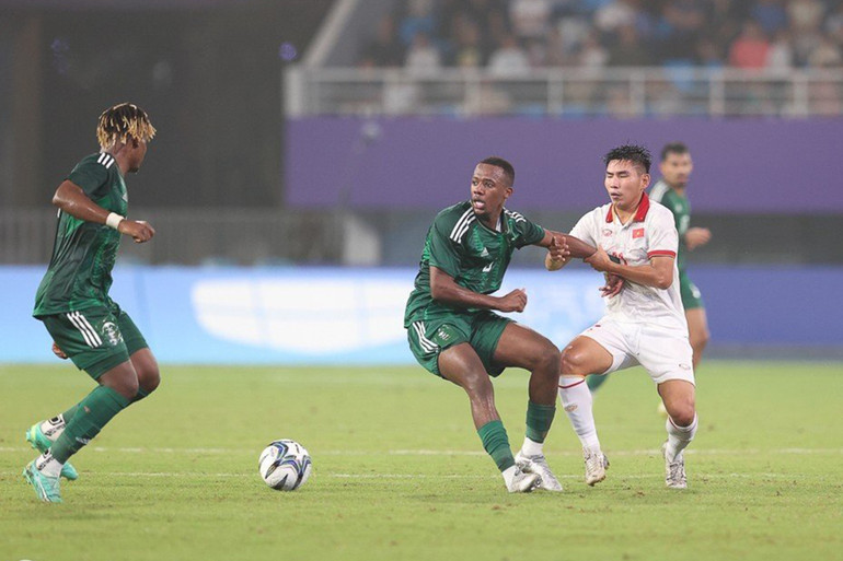 Olympic Việt Nam nỗ lực phòng ngự trước những đợt tấn công vũ bão. (Ảnh: VFF)