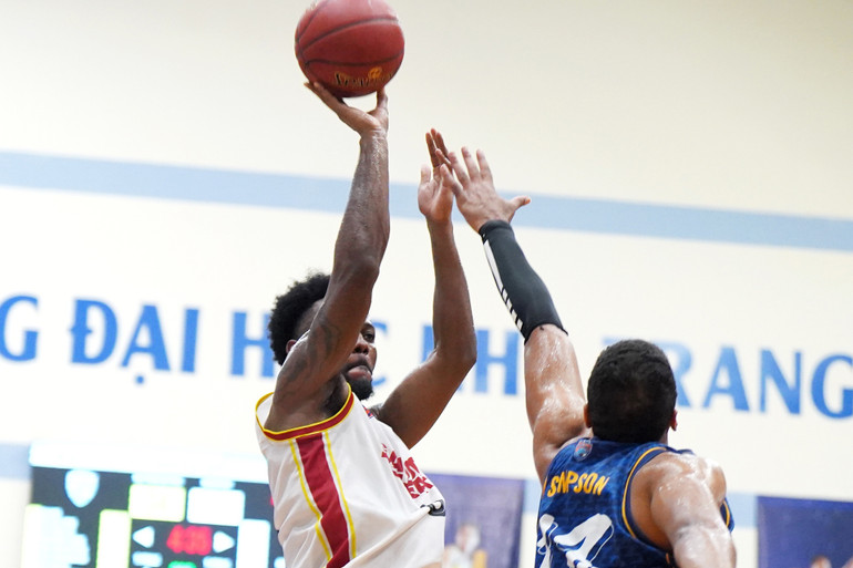 Hassan Thomas ném ba trước sự truy cản của Robert Sampson.