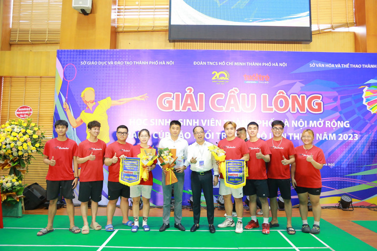 Ông Nguyễn Mạnh Hưng - Tổng Biên tập báo Tuổi trẻ Thủ đô, Trưởng Ban tổ chức giải tặng cờ lưu niệm tới các vận động viên. Ông Nguyễn Mạnh Hưng - Tổng Biên tập báo Tuổi trẻ Thủ đô, Trưởng Ban tổ chức giải tặng cờ lưu niệm tới các vận động viên.