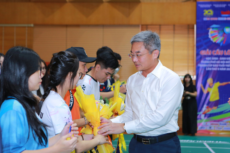 Các đại biểu trao cờ hoa tới mỗi đội tham dự. Các đại biểu trao cờ hoa tới mỗi đội tham dự.