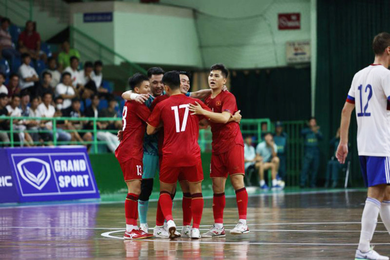 Các cầu thủ Việt Nam vùng lên trong hiệp 2. (Ảnh: VFF)