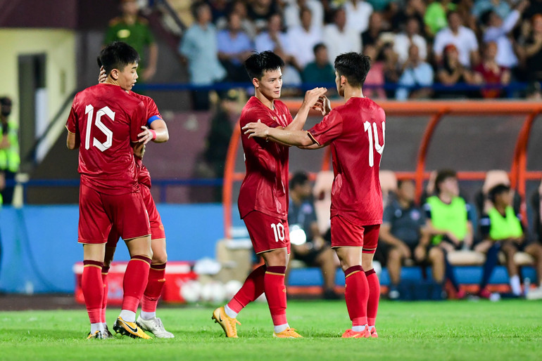 U23 Việt Nam liên tiếp có những bàn thắng dễ dàng khi thể lực của U23 Guam suy giảm đáng kể về cuối trận.