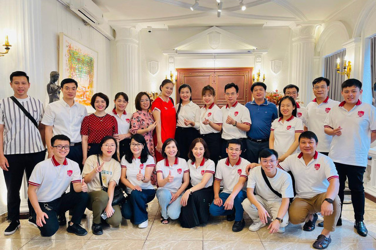 Tập thể lớp thạc sĩ của chị Kim Huệ. Tập thể lớp thạc sĩ của chị Kim Huệ.