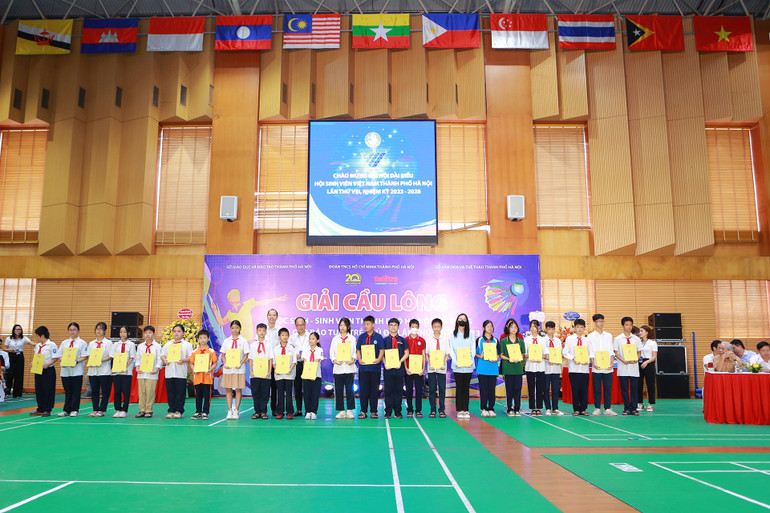 Ban Tổ chức trao tặng học bổng tới 25 em học sinh có hoàn cảnh khó khăn của quận Long Biên. Ban Tổ chức trao tặng học bổng tới 25 em học sinh có hoàn cảnh khó khăn của quận Long Biên.