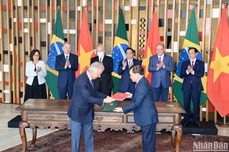 Thủ tướng Phạm Minh Chính và Tổng thống Lula da Silva chứng kiến lễ ký và trao biên bản thoả thuận hợp tác giữa các bộ, ngành hai nước.