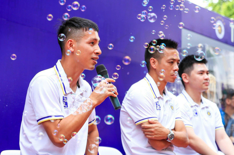 Hùng Dũng chia sẻ cùng người hâm mộ.