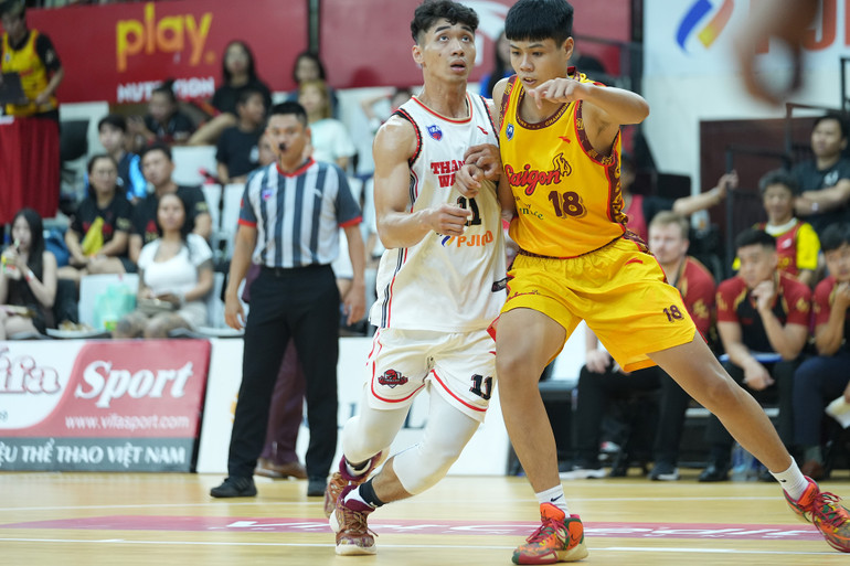 Nguyễn Phan Hồng Phúc (áo vàng) đối đầu Trần Phi Hoàng Long. (Ảnh: VBA)