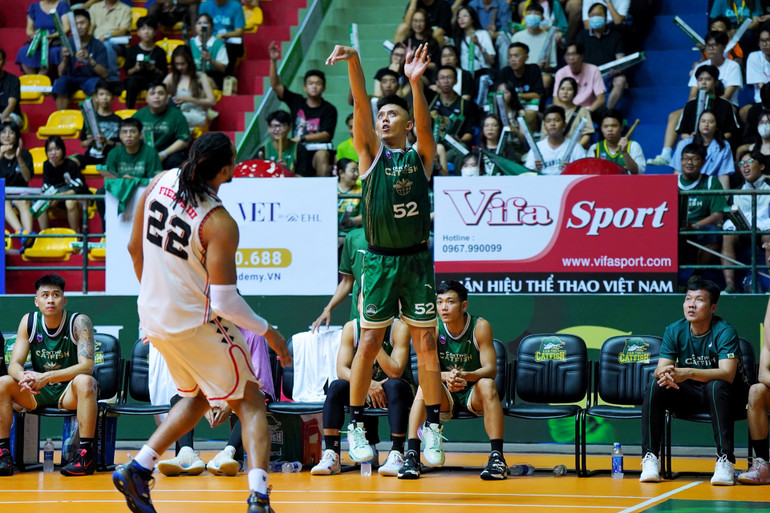 Nguyễn Hoàng Tú ném ba điểm ở góc 0 độ. (Ảnh: VBA)