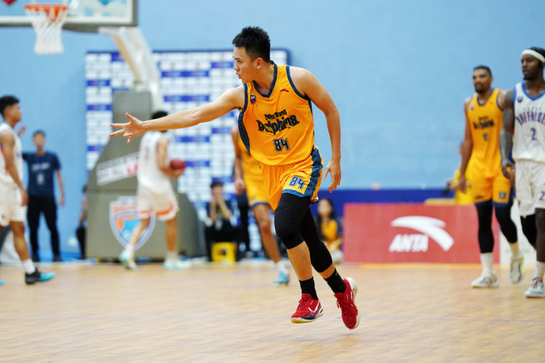 Huỳnh Vĩnh Quang ăn mừng ba điểm.