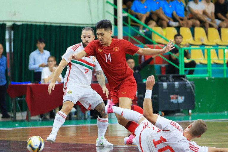 Cầu thủ hai đội thi đấu cống hiến. (Ảnh: VFF)