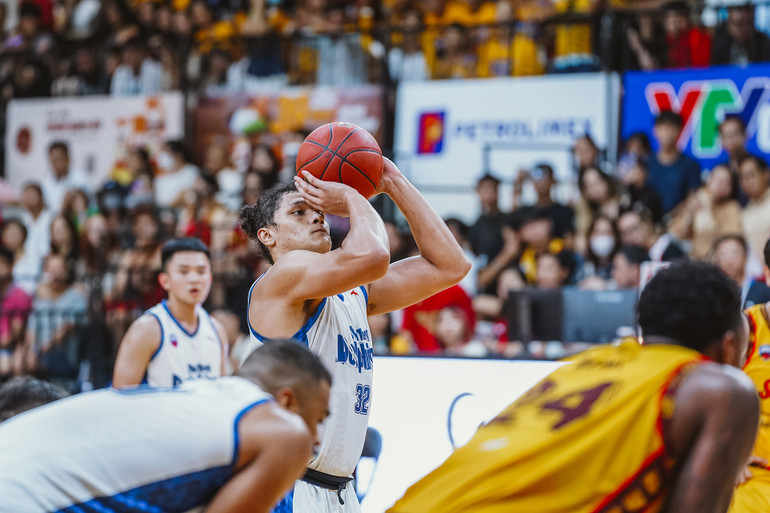 Dominique Tham ném phạt. Dominique Tham ném phạt.