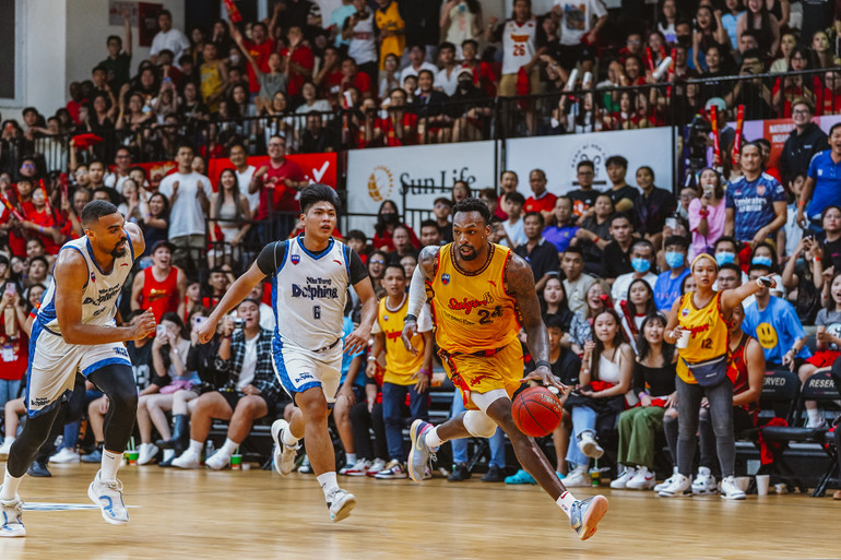 Kentrell Barkley dẫn bóng trước sự truy cản của đối phương. Kentrell Barkley dẫn bóng trước sự truy cản của đối phương.