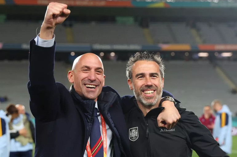 Chủ tịch RFEF Luis Rubiales và huấn luyện viên Jorge Vilda ăn mừng sau khi đội tuyển nữ Tây Ban Nha giành chức vô địch thế giới lần đầu tiên. (Ảnh: IN) Chủ tịch RFEF Luis Rubiales và huấn luyện viên Jorge Vilda ăn mừng sau khi đội tuyển nữ Tây Ban Nha giành chức vô địch thế giới lần đầu tiên. (Ảnh: IN)