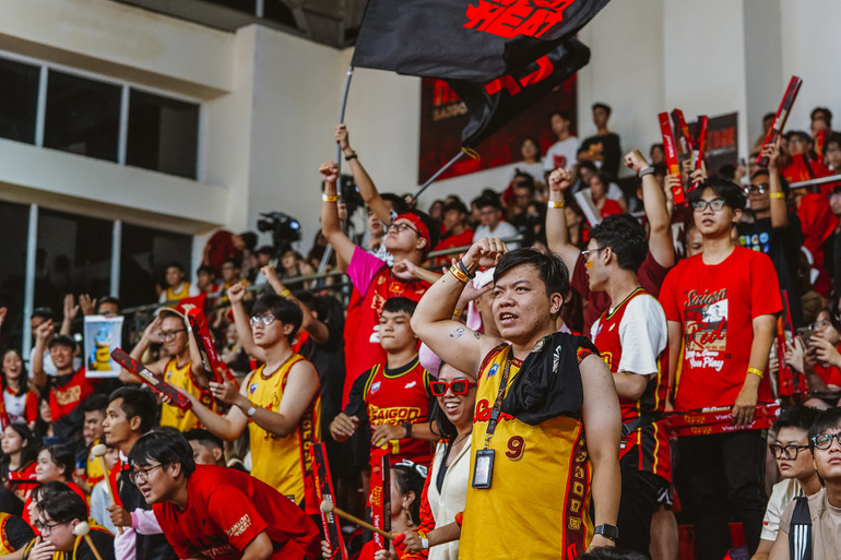 Cổ động viên Saigon Heat hết mình trên sân nhà. Cổ động viên Saigon Heat hết mình trên sân nhà.