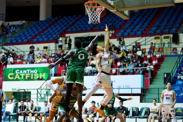 Tình huống lên rổ xuất sắc của tài năng trẻ Phạm Nhật Thái Quang. (Ảnh: VBA)