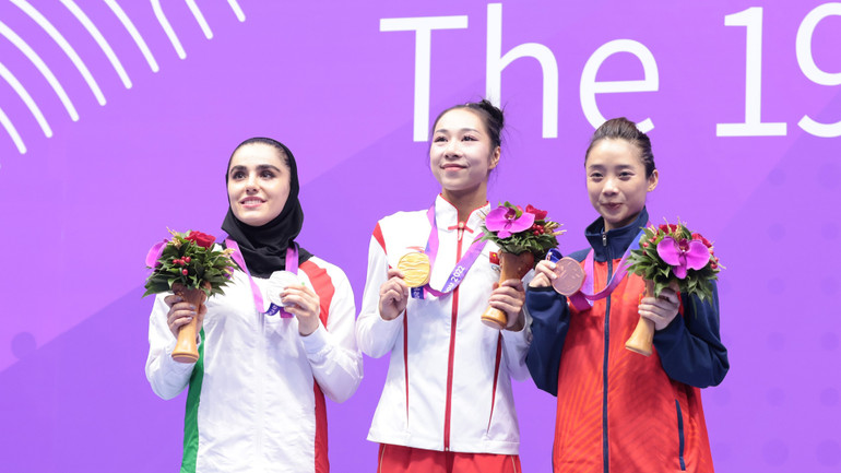 Dương Thúy Vi cùng các VĐV Trung Quốc và Iran. (Ảnh: Đoàn Thể thao Việt Nam)