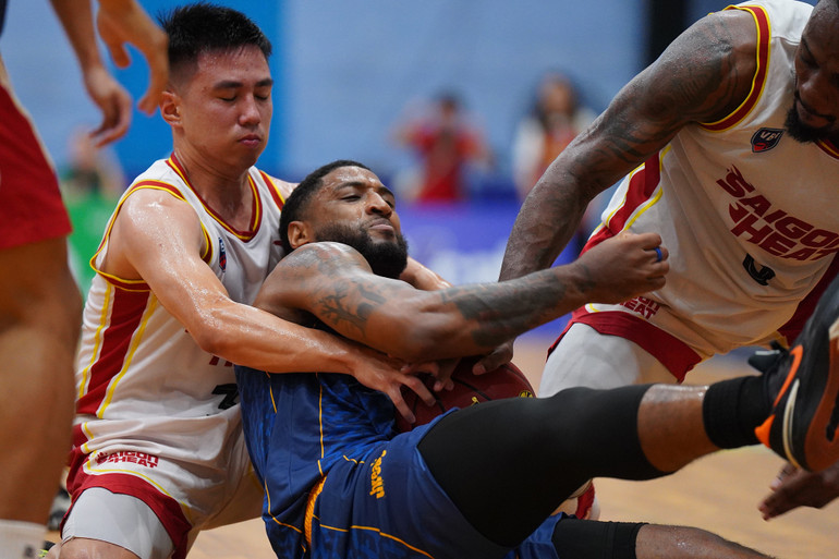 Madarious Gibbs vất vả tranh bóng với đối thủ.