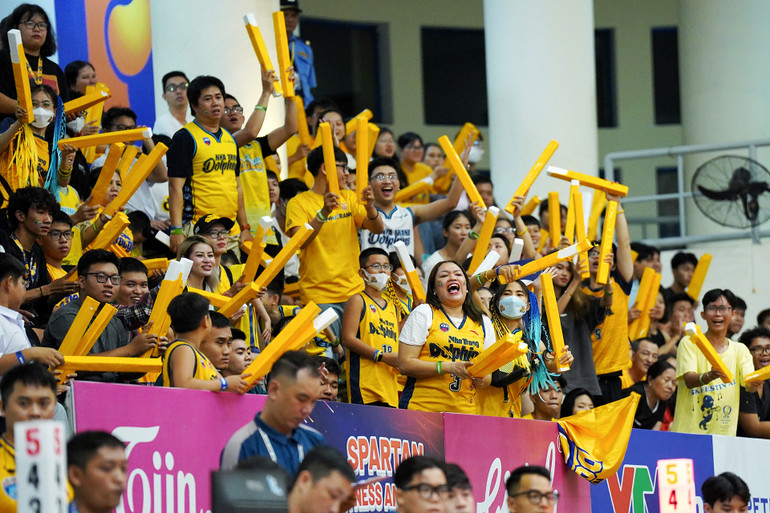 Người hâm mộ cổ vũ Nha Trang Dolphins.