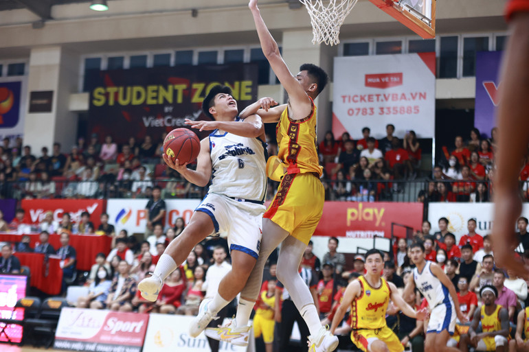 Nguyễn Phúc Vinh dứt điểm ở tư thế khó.