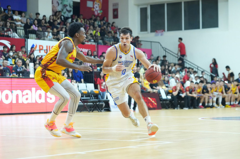 Yevgen Sakhniuk đối đầu Hassan Thomas (áo vàng). (Ảnh: VBA)