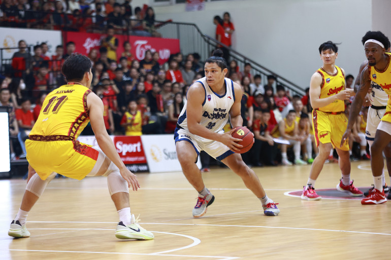 Dominique Tham dẫn bóng từ vạch ba điểm.