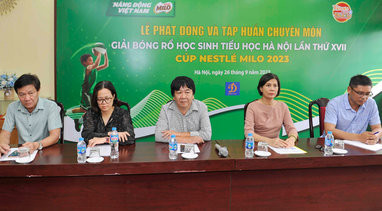 Đại diện Ban tổ chức trả lời câu hỏi liên quan đến giải đấu.