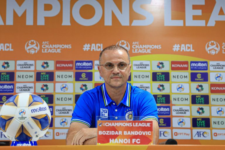 Huấn luyện viên Bozidar Bandovic phát biểu. (Ảnh: VFF)