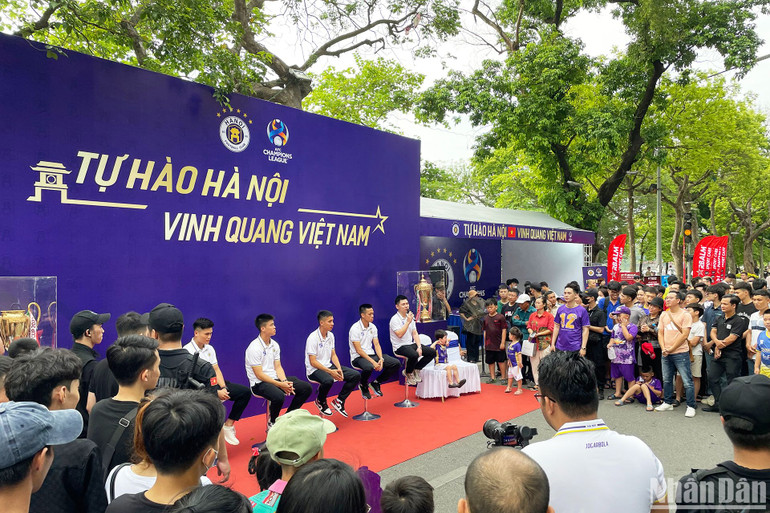 Chủ tịch Hà Nội FC Đỗ Vinh Quang phát biểu.