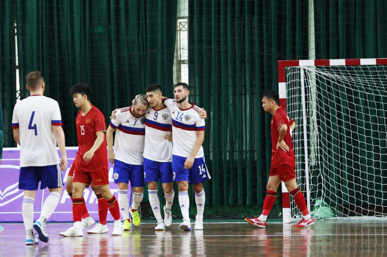 Các cầu thủ Nga ăn mừng 2 bàn thắng liên tiếp. (Ảnh: VFF)