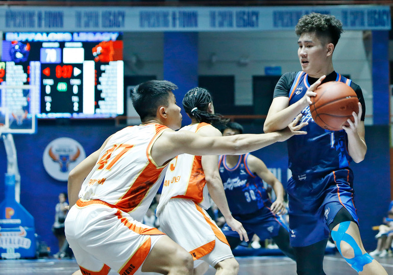 Đinh Tiến Công đối đầu với hậu vệ Huỳnh Trực Nhân của Danang Dragons. (Ảnh: VBA)