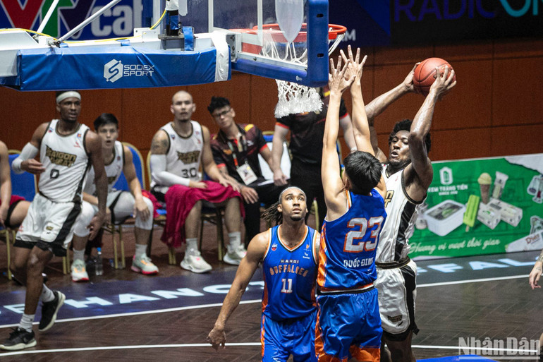 Jevonnie Scott công phá khu vực cận rổ của Hanoi Buffaloes. (Ảnh: SƠN TÙNG)
