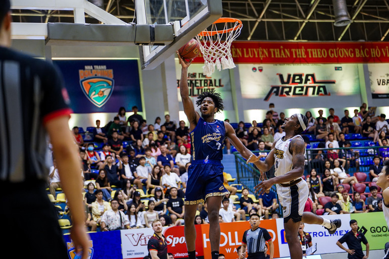 Mykal Jenkins dứt điểm cận rổ ghi điểm cho Nha Trang Dolphins. (Ảnh: VBA)