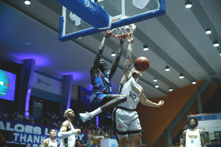 Ruot Monyyong úp rổ đầy sức mạnh. (Ảnh: VBA)