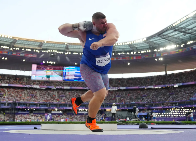 Kovacs với cú ném ngoạn mục dưới mưa. (Ảnh: Getty)