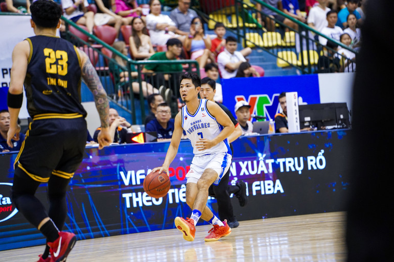 Tiến Dương mang về nhiều quả ba điểm quan trọng cho Hanoi Buffaloes. (Ảnh: VBA)